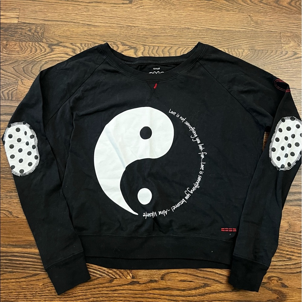Like New Peace Love World Xs Sweatshirt ying yang